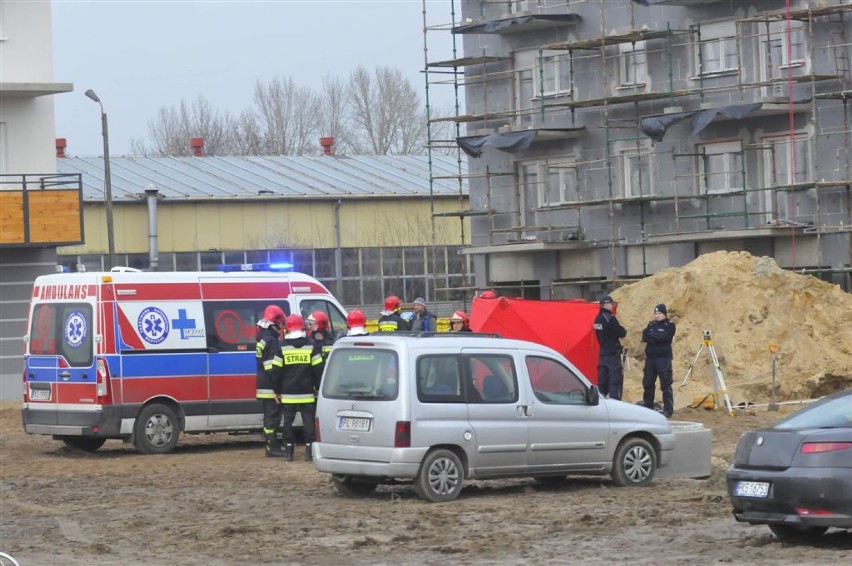 KOŚCIAN. Mężczyzna przysypany ziemią przy ul. Gostyńskiej [ZDJĘCIA]