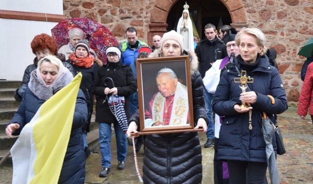 Mieszkańcy Przedborza bronią pamięci Jana Pawła II. Zorganizowano różaniec ulicami miasta