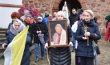Mieszkańcy Przedborza bronią pamięci Jana Pawła II. Zorganizowano różaniec ulicami miasta. ZDJĘCIA