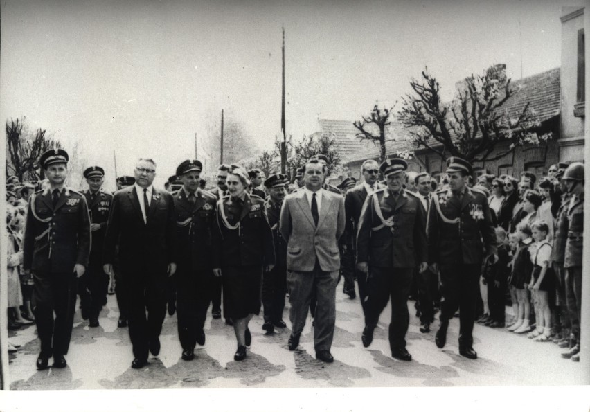 Skierniewice, 2 maja 1963 r. Święto pułkowe 2 BPZ. Od lewej...