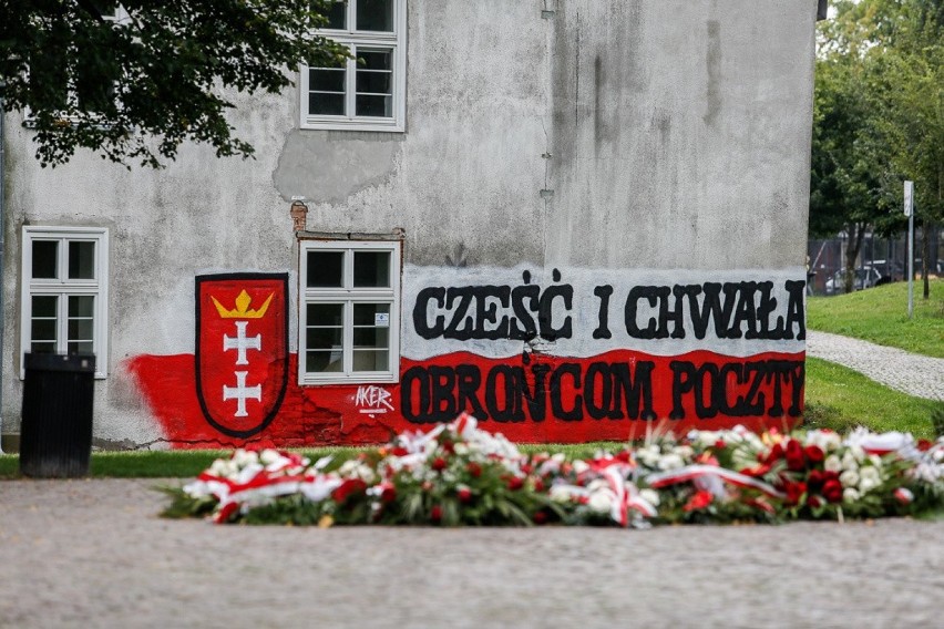 Patriotyczny mural na Domu Dobroczynności i Sierot w Gdańsku. Aleksandra Dulkiewicz oburzona aktem wandalizmu