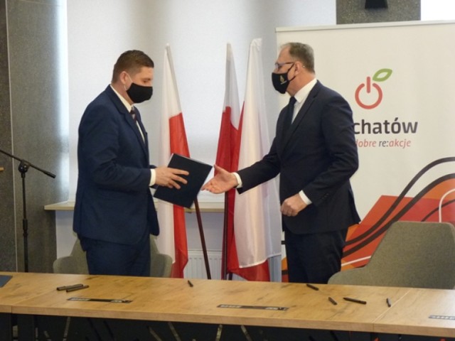 Porozumienie o współpracy podpisali Bartłomiej Druziński, prezes Krajowego Zasobu Nieruchomości (z lewej) oraz prezydent Radomska Jarosław Ferenc