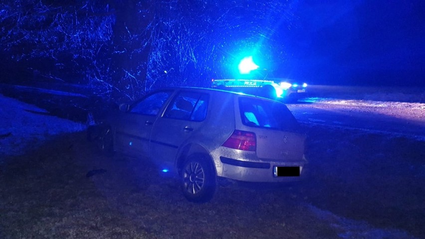 Wypadek w gminie Wielgomłyny. Volkswagen golf uderzył w drzewo [ZDJĘCIA]