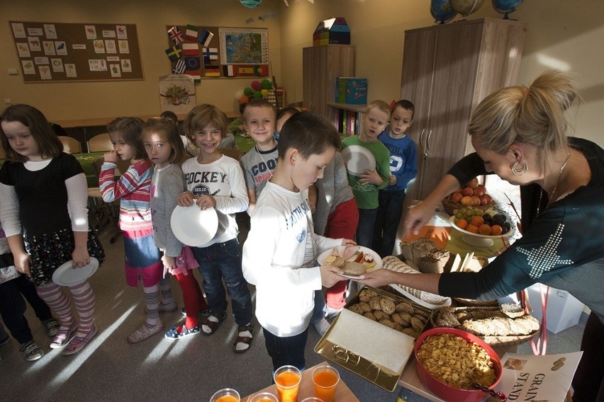 Dzieciaki uczyły się jeść zdrowo z okazji Dnia Zdrowego Śniadania (ZDJĘCIA)