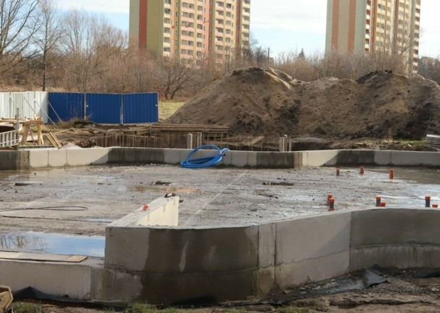 Nad zalewem na Borkach budowlańcy wybetonowali nieckę przyszłego wodnego placu zabaw dla dzieci.