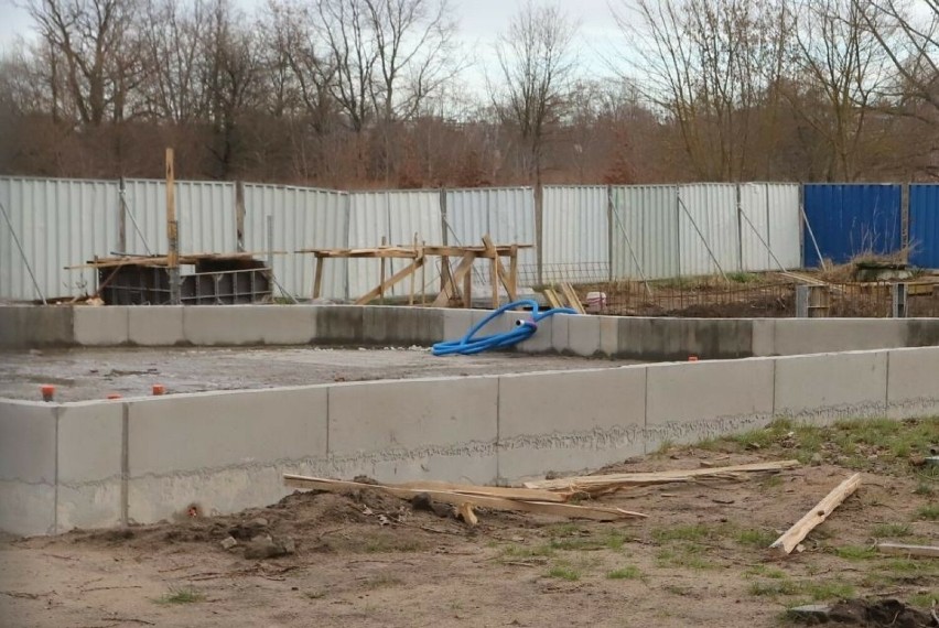 Budują wodny plac zabaw nad zalewem na Borkach w Radomiu. Niecka już wybetonowana, szykują fundament pod przebieralnię