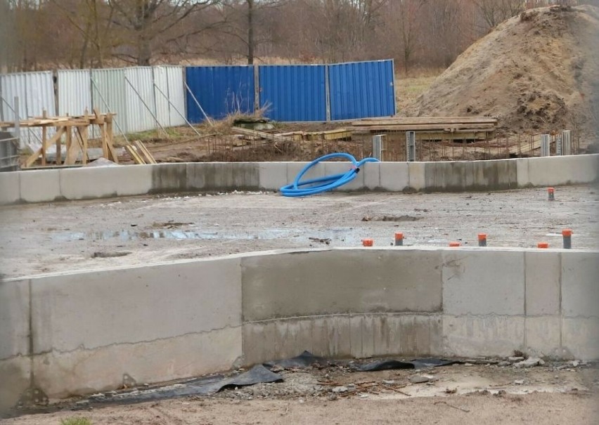 Budują wodny plac zabaw nad zalewem na Borkach w Radomiu. Niecka już wybetonowana, szykują fundament pod przebieralnię