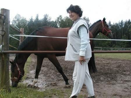 Barbara Kowalska nie szczędzi koniom pieszczot podczas codziennych przechadzek po pensjonacie. Fot. Arkadiusz Gancarz