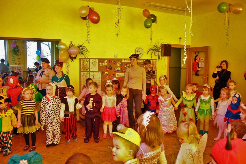 Mali przebierańcy z przedszkola Przyjaciół Książki w Sierakowie