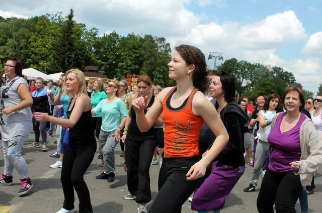 Co środę o godz. 19 na terenie Ośrodka Sportów Letnich "Słupna" odbywają się zajęcia zumby prowadzone przez profesjonalnych instruktorów, organizowane przez MOSiR. Zumba to fuzja latino dance i aerobiku. Kroki są proste, zwykle 3-4. Od lekcji tańca zajęcia odróżnia brak rozliczania kroków. Nie trzeba też uczyć się skomplikowanych choreografii. Od zwykłego aerobiku to, że nie ma tu żmudnych i bolesnych ćwiczeń, jak brzuszki czy pompki. Podobno w godzinę można spalić nawet... tysiąc kalorii.