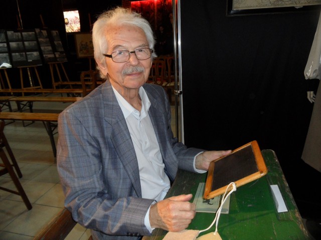 Aktor Bernard Krawczyk nie mógł się nadziwić szkolnej ławie w muzeum. - W takiej samej siedziałem w szkole na Piosku - mówi artysta.