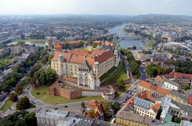 Zamek Wawel 5, Kraków

19.00 - 24.00 zwiedzanie Reprezentacyjnych Komnat Królewskich, z kolekcją XVI w. flamandzkich arrasów Zygmunta Augusta oraz portretami polskich monarchów, a także renesansowych drewnianych stropów, kamiennych portali, barwnych fryzów ściennych i rzeźbionych głów Sali Poselskiej.

Pokaz: Muzeum Utracone (kolejna edycja), przybliżający problematykę strat wojennych poniesionych przez Polskę w dziedzinie dóbr kultury (na Dziedzińcu Arkadowym Zamku).

Zwiedzanie w godz. od 19.00 do 24.00 (ostatnie wejście). Wejście przez bramę Senatorską, zwiedzanie indywidualne, bez przewodnika. Obowiązują limity konserwatorskie