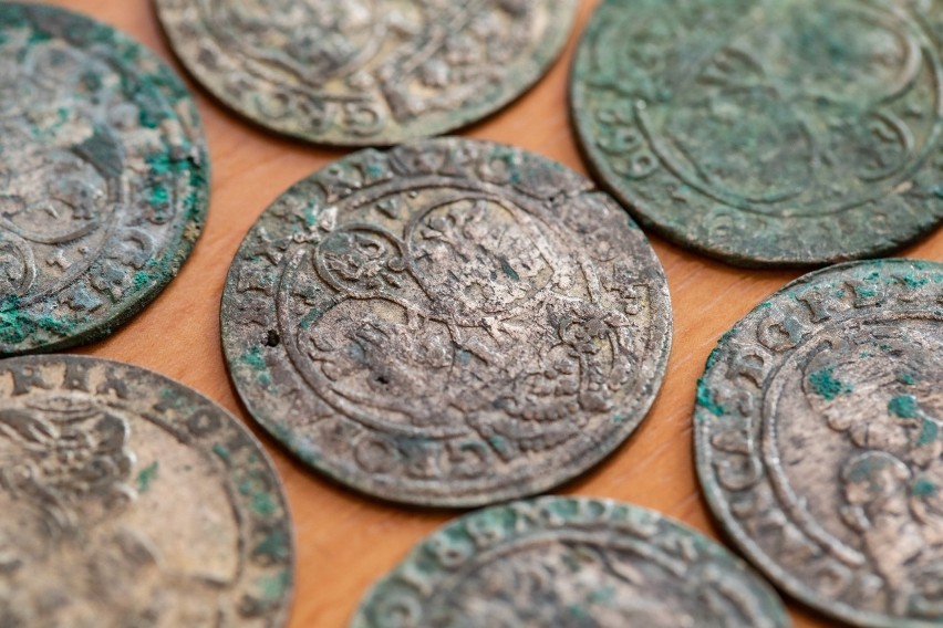 Najstarsza ze znalezionych monet pochodzi z roku 1657,...