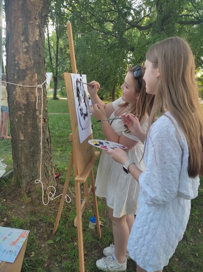 Piknik ze sztuką w parku podworskim w Tarnowcu