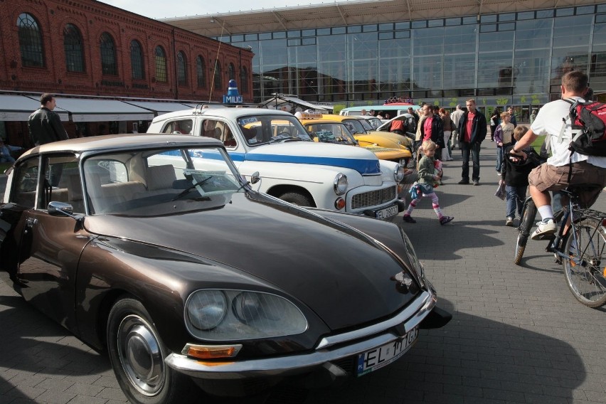 Wystawa starych samochodów w Manufakturze