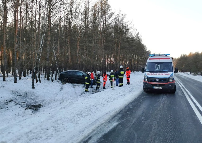 Na drodze wojewódzkiej 443 kierowca stracił panowanie nad pojazdem i uderzył w drzewo