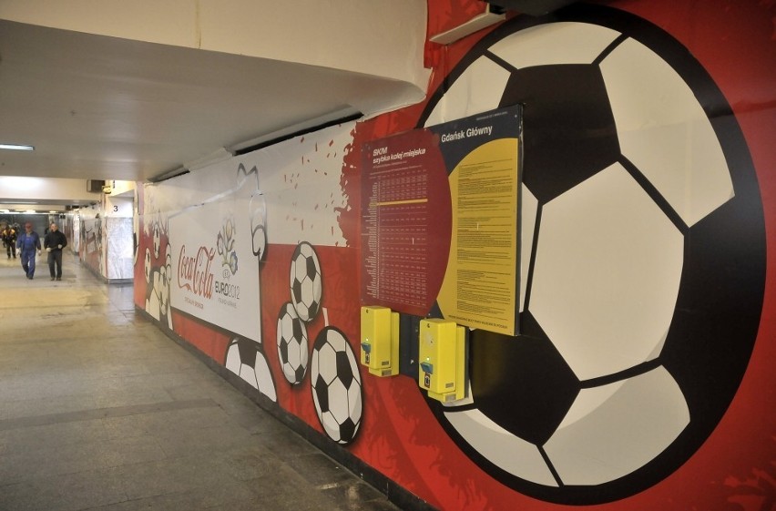 Gdańsk: Reklama związana z mistrzostwami Euro 2012 w tunelu przy dworcu PKP. Zobacz zdjęcia