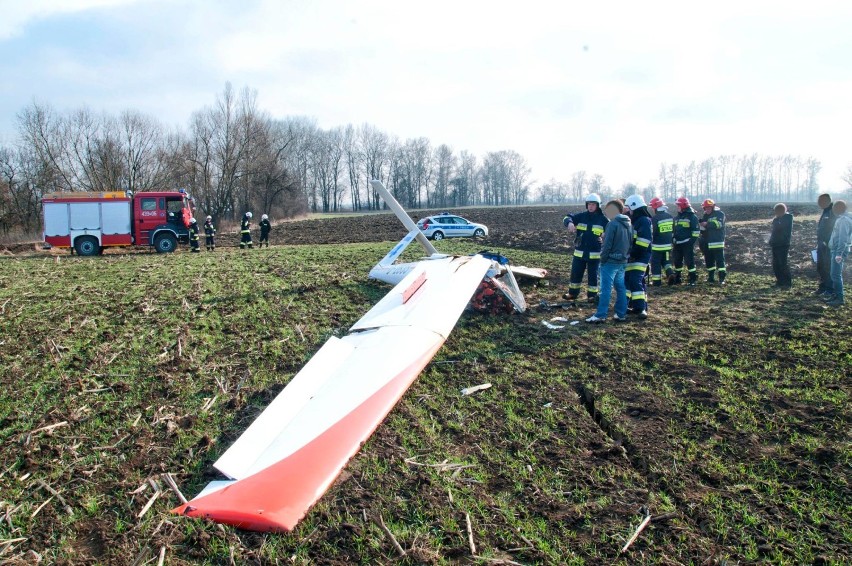 Pilot szybowca awaryjnie lądował na polu w Łazach