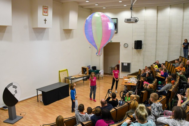 Mali studenci Jasielskiego Uniwersytetu Dziecięcego uczestniczyli w warsztatach w Instytucie Fizyki Jądrowej Polskiej Akademii Nauk w Krakowie