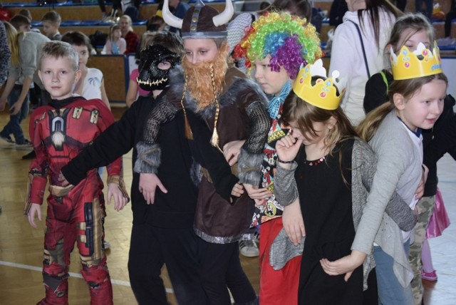 W lutym 2019 roku w hali Ośrodka Sportu i Rekreacji odbył się Bal Karnawałowy dla Dzieci. Uczestników balu było co niemiara, bo i atrakcje były niezwykłe. Dzieciaki robiły wrażenie doborem kostiumów karnawałowych. W tym roku OSir też pewnie coś przygotuje.