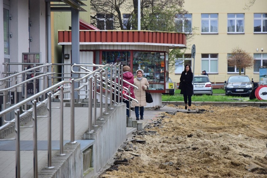Przebudowa dróg w Tarnobrzegu ruszyła: Wycinka drzew i utrudnienia dla pieszych przy ulicach Moniuszki i Kochanowskiego. Zobacz zdjęcia 