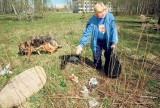 Emerytka z Olechowa sama sprząta las na wiosnę