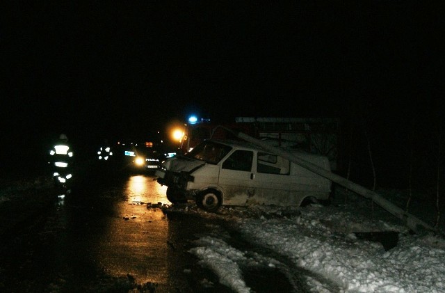 We wtorek (2.04) około godz.19 włocławscy policjanci otrzymali zgłoszenie o wypadku, który wydarzył się w m.Borzymowice. Ze wstępnych ustaleń mundurowych wynika, że kierowca volkswagena transportera na prostym odcinku drogi zjechał na pobocze i uderzył w lampę oświetleniową. 

Wypadek - Antoniewo: ZDJĘCIA z wypadku na autostradzie A1

Wypadek - Borzymowice - ZDJĘCIA