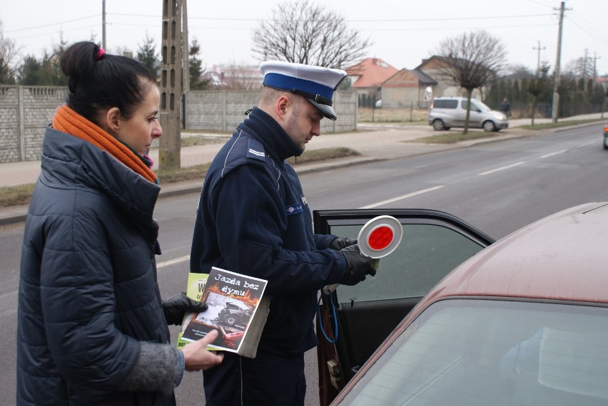 Jazda bez dymu. Sanepid i policja namawiają kierowców, by powstrzymywali się od palenia za kółkiem[ZDJĘCIA!]