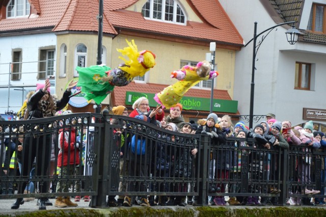 Dziś 21 marca, pierwszy dzień wiosny. Z tej okazji bardzo licznie przedszkolaki i uczniowie lęborskich placówek publicznych i niepublicznych spotkali się na moście na ulicy Staromiejskiej.