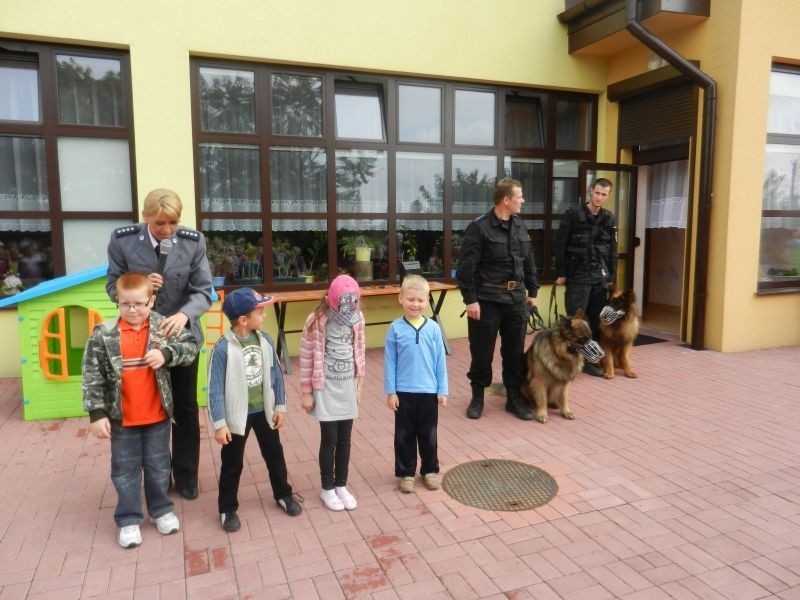 Policjanci w przedszkolu w Nowinach [zdjęcia]
