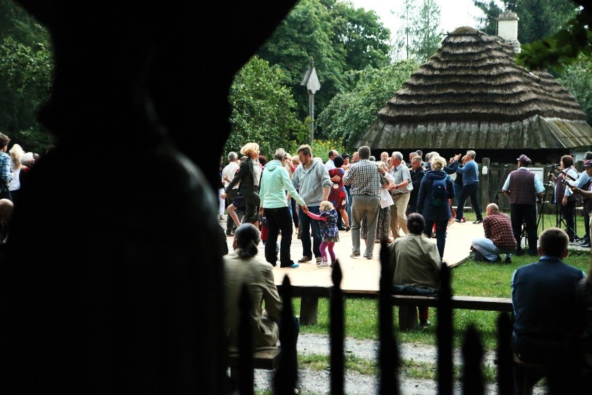 Potańcówka w skansenie pod gołym niebem. Zobacz jak się bawili lublinianie [ZDJĘCIA]