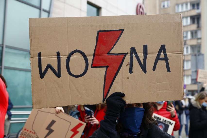 Strajk Kobiet, Warszawa. Trwa protest przed siedzibą Ordo Iuris. Kobiety nie odpuszczają. "To jest wojna"