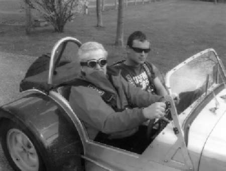 Adam (na zdjęciu z prawej) zginął na drodze w wieku 23 lat. Jeździł pierwszy dzień nowym autem, które kupił za pieniądze zarobione w Anglii. fot. Archiwum rodzinne
