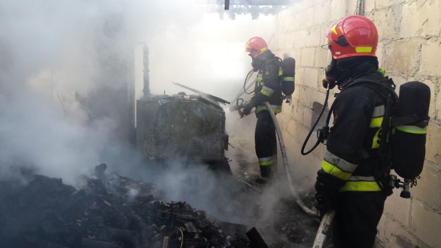 Spłonął budynek stolarni w Jarantowiczkach (gmina Ryńsk). Akcja gaśnicza trwała prawie dwie godziny.