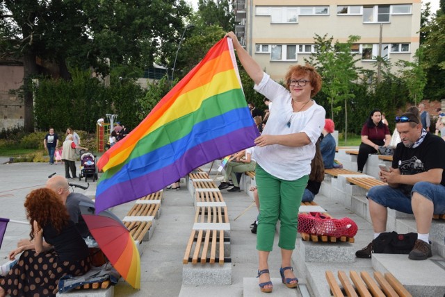 Zielona Góra, 18 czerwca 2020 roku. Akcja "Jestem człowiekiem, nie ideologią" na placu Teatralnym.