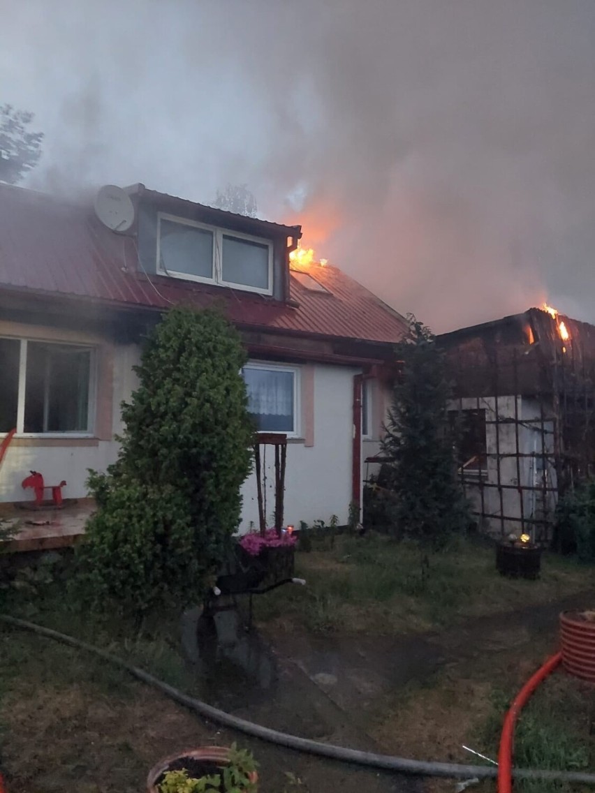 Pożar przy ul. Łowickiej w Gdańsku. Z ogniem walczy 24 strażaków. Pali się dom jednorodzinny i budynki gospodarcze