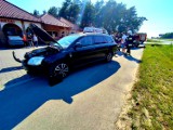 Wypadek w Bronisławowie koło Ujazdu. Samochodem osobowym wjechał w zaparkowane auto i potrącił kierowcę [ZDJĘCIA]