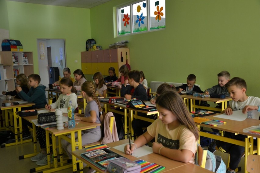 Burmistrz, policjant czy dyrektorzy- znani w Zawidowie czytali bajki uczniom podstawówki