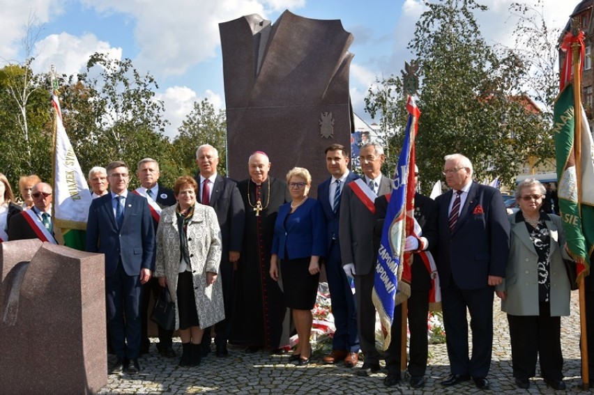 Dzień Sybiraka w Legnicy, delegacje złożyły kwiaty [ZDJĘCIA]