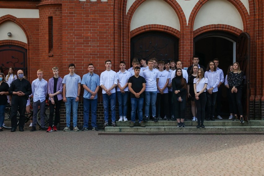 Oborniccy licealiści uczcili pamięć Antoniego Kruszki przy Dębie Pamięci