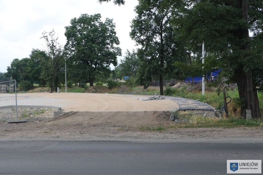 Przebudowa miejskiego targowiska w Uniejowie idzie zgodnie z planem. Kiedy handel wróci na dawne, ale odnowione miejsce? ZDJĘCIA