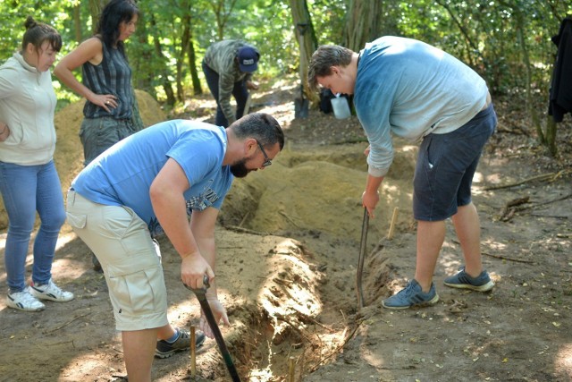 Prace archeologiczno-antropologiczne w Łęgu-Witoszynie pokazały, że pod mogiłą nie ma szczątków ludzkich