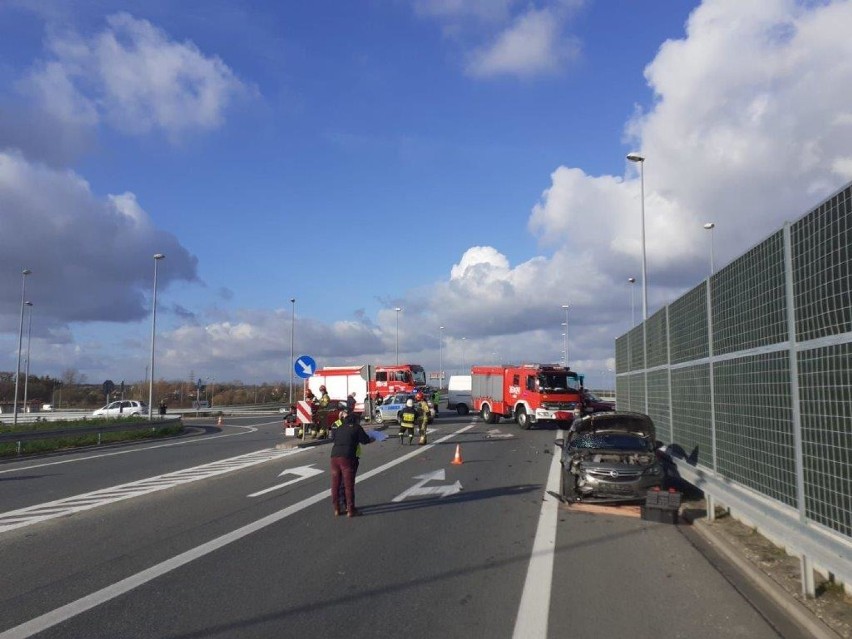 Wypadek  w Wojniczu. Dwa samochody osobowe zderzyły się na drodze wojewódzkiej nr 975. Obwodnica Wojnicza jest zablokowana [ZDJĘCIA]
