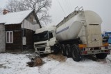 Trudne warunki na drogach w Tomaszowie Maz. W Nagórzycach tir niemal uderzył w dom [ZDJĘCIA]