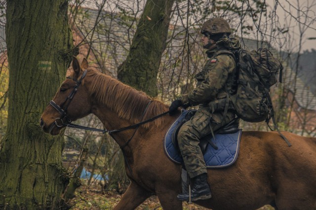 Skryte i szybkie przemieszczenie się w wyznaczony rejon to abecadło zwiadowców. Używają do tego rozmaitych pojazdów. Teren gęsto zalesiony lub górzysty jest jednak trudno dostępny dla transporterów opancerzonych, czy nawet czterokołowych motocykli. Dlatego w 17. Wielkopolskiej Brygadzie Zmechanizowanej zwiadowcy trenują jazdę konną.