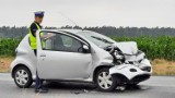 Wypadek w Dębe pod Kaliszem. Kierująca toyotą uderzyła w ciężarówkę. ZDJĘCIA