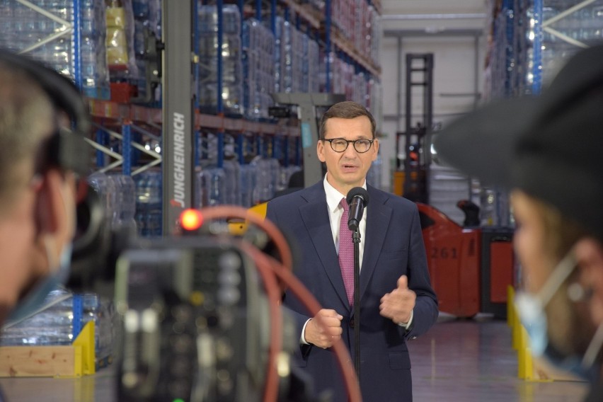 Premier Mateusz Morawiecki promuje Polski Ład na Opolszczyźnie. Gościł w centrum dystrybucyjnym Dino w Sieroniowicach