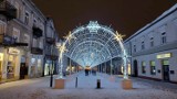 Świąteczne iluminacje w Radomiu. Tunel świetlny, Mikołaj, sanie - deptak jest już przystrojony na Boże Narodzenie i pięknie rozświetlony