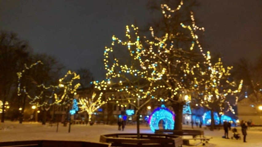 Świąteczne iluminacje w Radomiu. Tunel świetlny, Mikołaj, sanie - deptak jest już przystrojony na Boże Narodzenie i pięknie rozświetlony