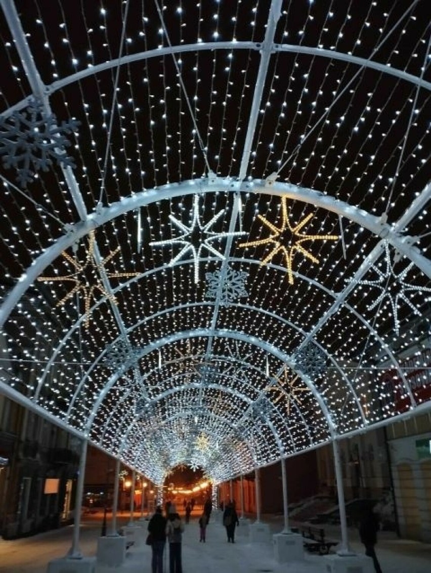 Świąteczne iluminacje w Radomiu. Tunel świetlny, Mikołaj, sanie - deptak jest już przystrojony na Boże Narodzenie i pięknie rozświetlony